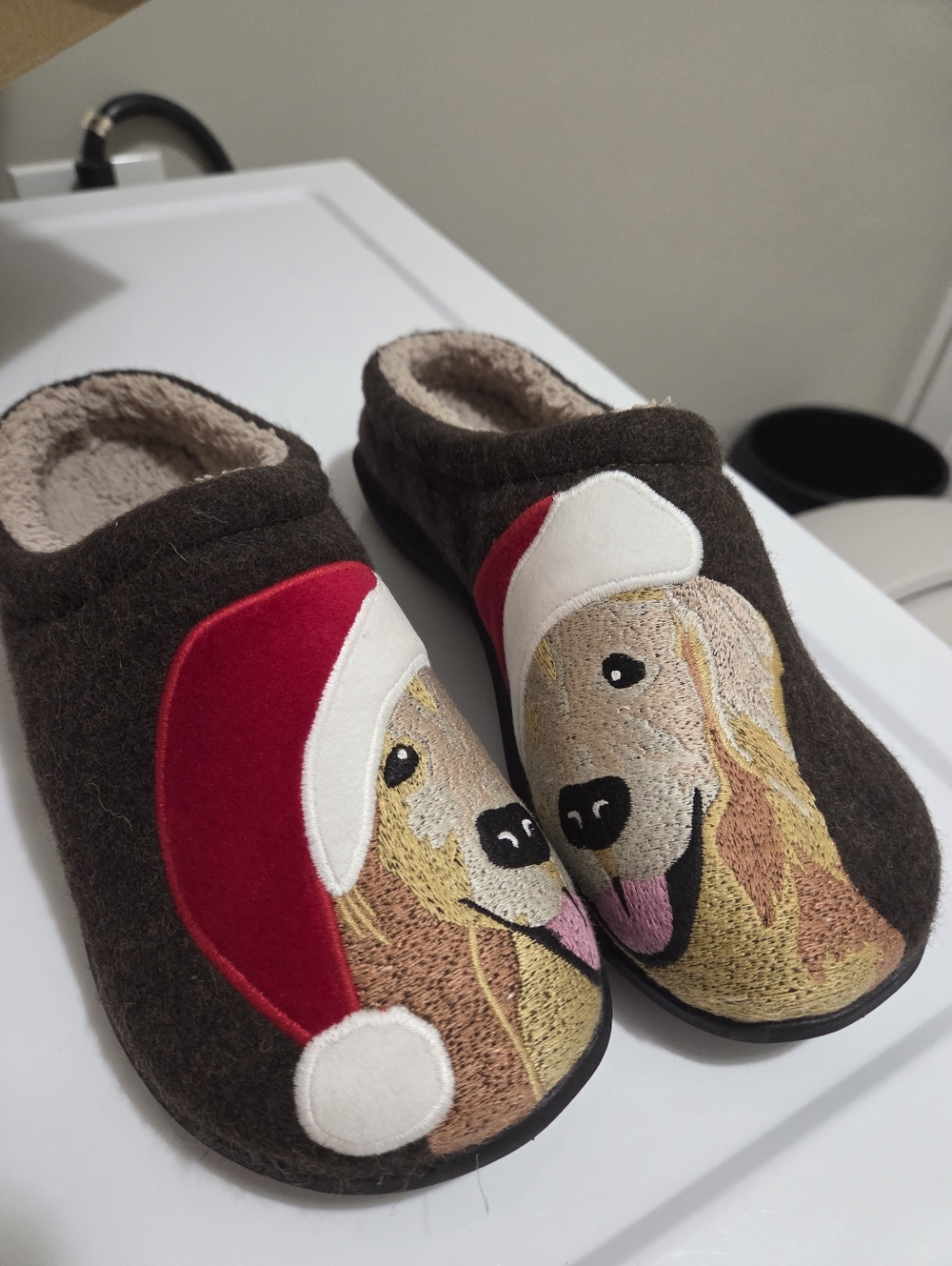LL Bean Women's Daybreak Slippers NWT, Size 7/6.5, Santa Dog Motif